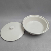 Load image into Gallery viewer, Longaberger Woven Traditions (Red) Round Covered Casserole Baking Dish (~2.5x8.25)
