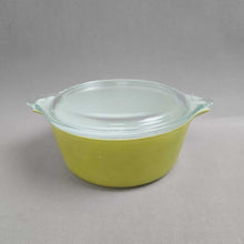 Load image into Gallery viewer, Pyrex #472 Green Baking Dish w/ Clear Lid (1 1/2 Pt)
