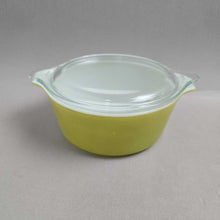 Load image into Gallery viewer, Pyrex #472 Green Baking Dish w/ Clear Lid (1 1/2 Pt)

