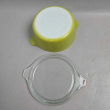Load image into Gallery viewer, Pyrex #472 Green Baking Dish w/ Clear Lid (1 1/2 Pt)
