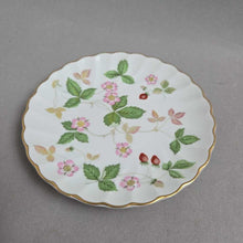 Load image into Gallery viewer, Wedgwood Wild Strawberry Round Templeton Tray / Pin Dish (4 3/4")

