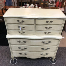 Load image into Gallery viewer, Henredon 6 Drawer Dresser (33x62x20)
