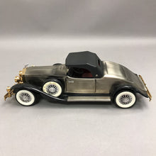 Load image into Gallery viewer, Vintage Model 1931 Rolls Royce AM Radio (3x10)
