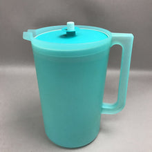 Load image into Gallery viewer, Vintage Tupperware 2 Quart Push Button Teal Blue w/ Lid
