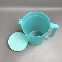 Load image into Gallery viewer, Vintage Tupperware 2 Quart Push Button Teal Blue w/ Lid
