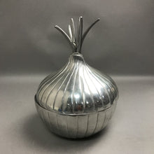Load image into Gallery viewer, Wilton Armatale Covered Onion Soup Tureen / Kitchen Art (12x9x9)
