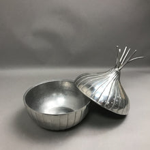 Load image into Gallery viewer, Wilton Armatale Covered Onion Soup Tureen / Kitchen Art (12x9x9)
