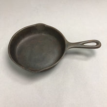 Load image into Gallery viewer, 1935-1959 #3 Wagner Ware Sidney 0 Cast Iron Skillet 1053B (6.5")
