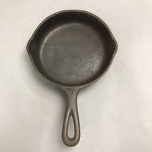 Load image into Gallery viewer, 1935-1959 #3 Wagner Ware Sidney 0 Cast Iron Skillet 1053B (6.5")
