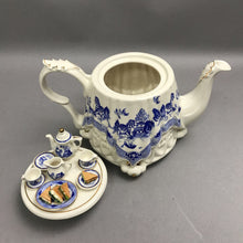 Load image into Gallery viewer, Paul Cardew Limited Edition Full Size Blue Willow Tea Table Teapot (5")
