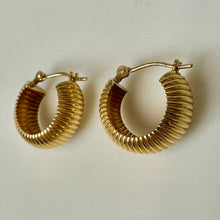 Load image into Gallery viewer, 18K Gold 0.5" Ribbed Hoop Earrings (1.6g)
