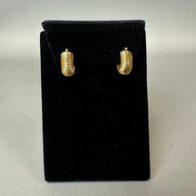 Load image into Gallery viewer, 18K Gold 0.5" Ribbed Hoop Earrings (1.6g)
