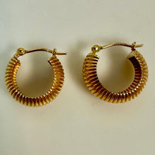 Load image into Gallery viewer, 18K Gold 0.5" Ribbed Hoop Earrings (1.6g)
