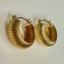 Load image into Gallery viewer, 18K Gold 0.5" Ribbed Hoop Earrings (1.6g)
