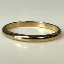 Load image into Gallery viewer, 10K Gold Wedding Band Ring sz 7 (0.9g)
