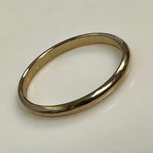 Load image into Gallery viewer, 10K Gold Wedding Band Ring sz 7 (1.1g)
