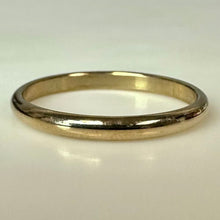 Load image into Gallery viewer, 10K Gold Wedding Band Ring sz 7 (1.1g)
