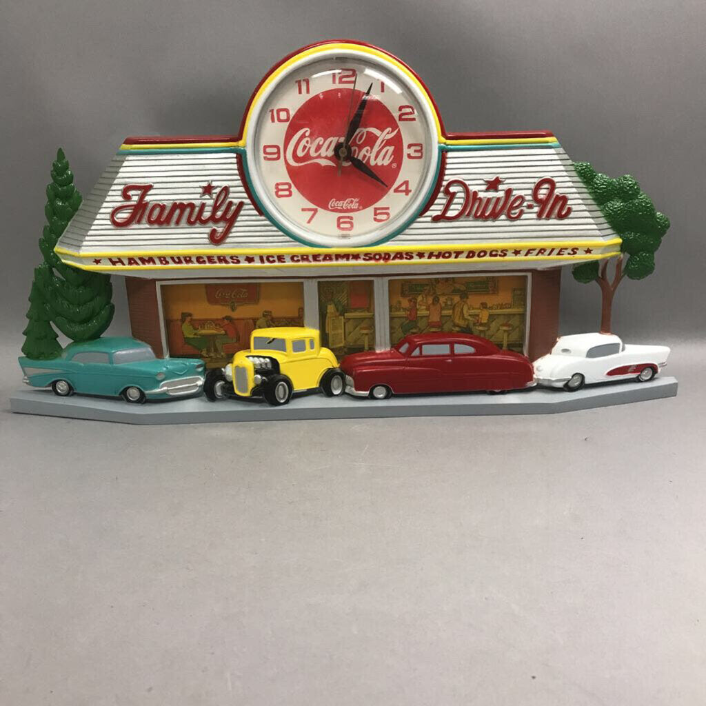 【激レア】Coca-Cola Drive-In ミニチュア ジオラマ Coca-Cola Family Drive-In Diner Wall Clock (~11x20x1.5) – Main