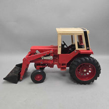 Load image into Gallery viewer, Ertl International Harvester #1586 Die-Cast Tractor (~7.25x13x5.25)
