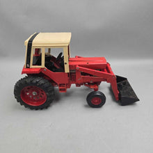 Load image into Gallery viewer, Ertl International Harvester #1586 Die-Cast Tractor (~7.25x13x5.25)
