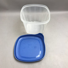 Load image into Gallery viewer, Vintage Rubbermaid 1.1 Gal Servin' Saver Food Storage Container #H Blue EZ Lid (2 available)
