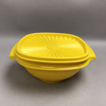 Load image into Gallery viewer, Vintage Tupperware Square Servalier Bowl 840-6 Yellow w/Lid (3.5)
