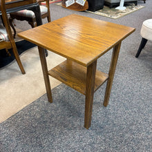Load image into Gallery viewer, Oak End Table (28x21x21)
