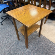 Load image into Gallery viewer, Oak End Table (28x21x21)

