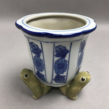 Load image into Gallery viewer, Vintage Porcelain Blue &amp; White Planter with 3 Frogs (4")
