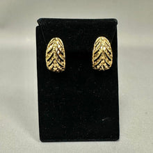 Load image into Gallery viewer, 18K Gold Diamond Cut Chevron Cutout Half Hoop 1" Earrings (5.7g)
