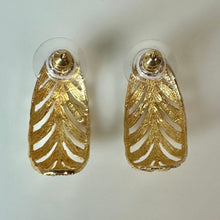 Load image into Gallery viewer, 18K Gold Diamond Cut Chevron Cutout Half Hoop 1" Earrings (5.7g)
