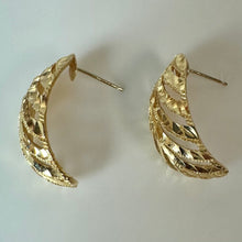 Load image into Gallery viewer, 18K Gold Diamond Cut Chevron Cutout Half Hoop 1" Earrings (5.7g)
