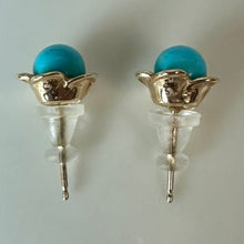 Load image into Gallery viewer, 14K Gold Turquoise Flower Stud Earrings (1.4g)
