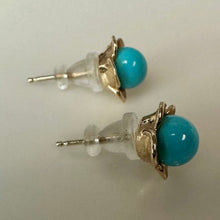 Load image into Gallery viewer, 14K Gold Turquoise Flower Stud Earrings (1.4g)
