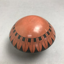 Load image into Gallery viewer, Hand-Painted Mata Ortiz Pottery Vase (4.5x5)
