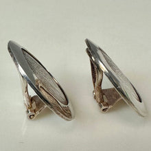 Load image into Gallery viewer, Arte d'Argento Sterling Modernist Brushed Circle Clip Earrings (0.75"))
