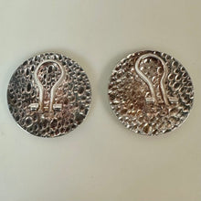 Load image into Gallery viewer, Arte d'Argento Sterling Modernist Brushed Circle Clip Earrings (0.75"))
