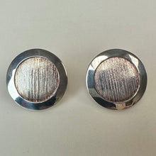 Load image into Gallery viewer, Arte d'Argento Sterling Modernist Brushed Circle Clip Earrings (0.75"))
