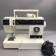 Load image into Gallery viewer, Singer 6235 Sewing Machine

