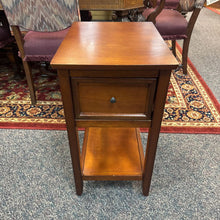Load image into Gallery viewer, Pier 1 Imports End Table (27x15x19)
