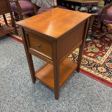 Load image into Gallery viewer, Pier 1 Imports End Table (27x15x19)
