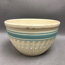 Load image into Gallery viewer, Vintage Hull Pottery Bowl (5")
