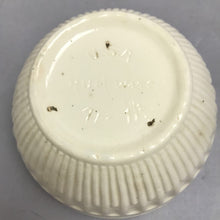 Load image into Gallery viewer, Vintage Hull Pottery Bowl (5")
