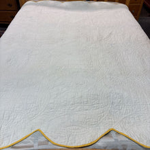Load image into Gallery viewer, Vintage Handmade Double Wedding Ring Quilt (84x72)
