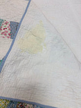 Load image into Gallery viewer, Vintage Handmade Dresden Plate Quilt (54x82)
