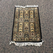 Load image into Gallery viewer, Black/Tan Oriental Rug (36x24)
