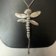 Load image into Gallery viewer, Uno De 50 Silver Plated Dragonfly Necklace (32")
