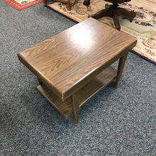 Load image into Gallery viewer, Oak End Table (20x31x21)
