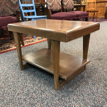 Load image into Gallery viewer, Oak End Table (20x31x21)
