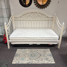 Load image into Gallery viewer, Day / Trundle Bed (51x41x82)
